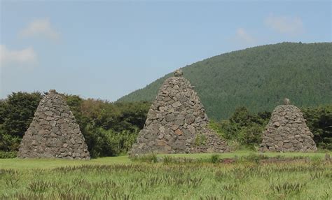 제주도 가볼만한 곳: 바람과 돌의 이야기